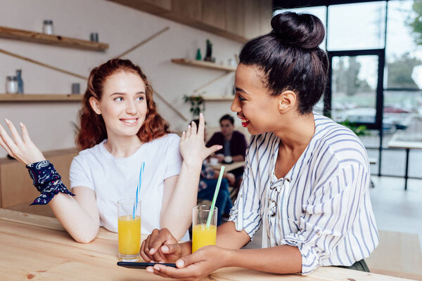 мультиэтнические девушки пьют сок
