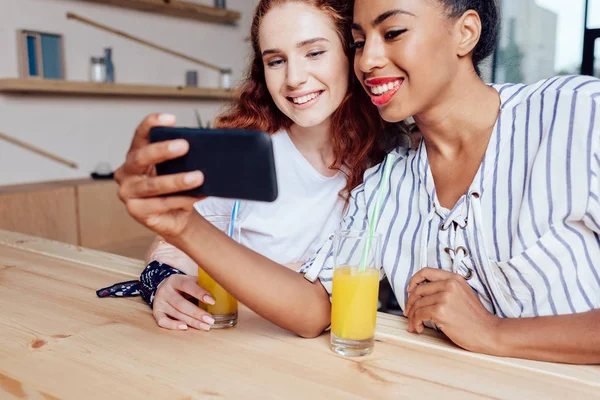 Meninas multiétnicas usando smartphone — Fotografia de Stock