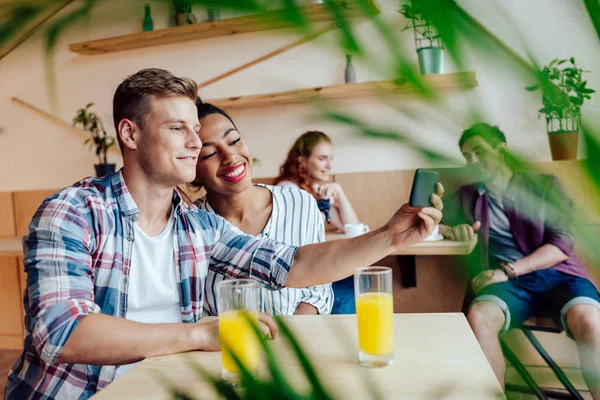 Multietniskt par tar selfie — Gratis stockfoto