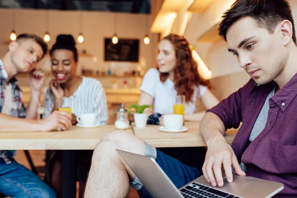 Garçon en utilisant un ordinateur portable dans le café — Photo