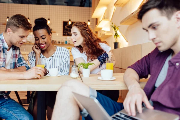 Garçon en utilisant un ordinateur portable dans le café — Photo