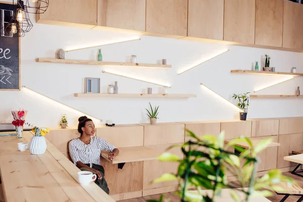 kafede Afro-Amerikan kız