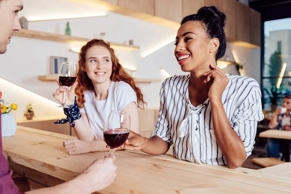 Többnemzetiségű barátnők, bort iszik — Stock Fotó