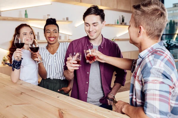 Amigos multiétnicos beber álcool — Fotografia de Stock