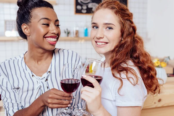 Multiethnic girls drinking wine — Stock Photo, Image