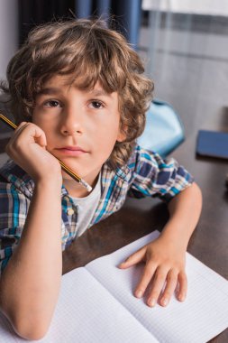 düşünceli çocuk