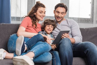 Tablet kullanarak aile
