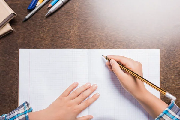 Niño escribiendo en cuaderno —  Fotos de Stock