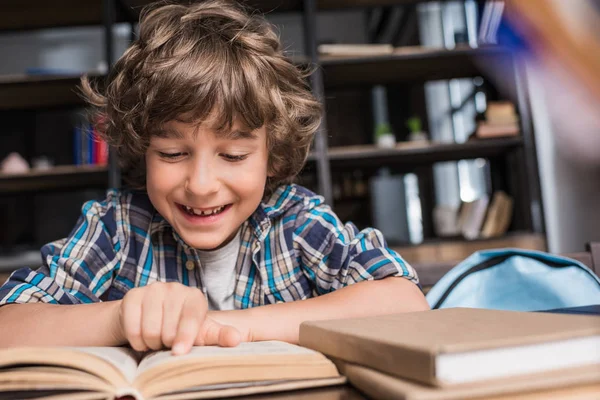 Kid reading book — Stock Photo, Image