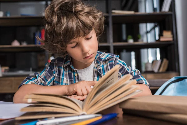 Junge liest Buch — Stockfoto