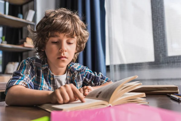 Kid reading book — Stock Photo, Image