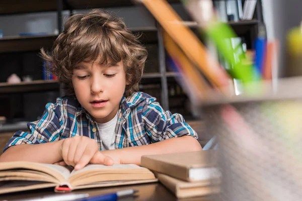 Kid reading book — Stock Photo, Image