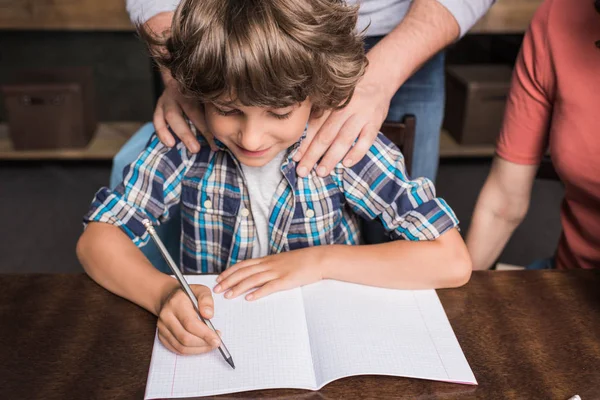 Niño haciendo la tarea — Foto de Stock