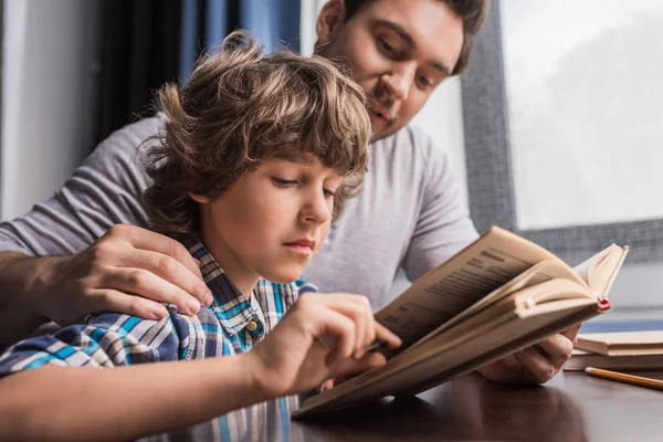 Сімейне читання книги — стокове фото