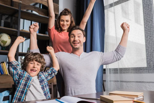 Ouders zoon helpen met huiswerk — Stockfoto