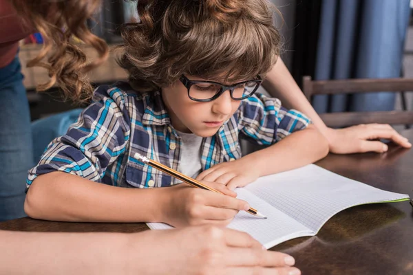 Niño haciendo la tarea — Foto de Stock