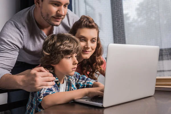 Familia usando laptop — Foto de Stock