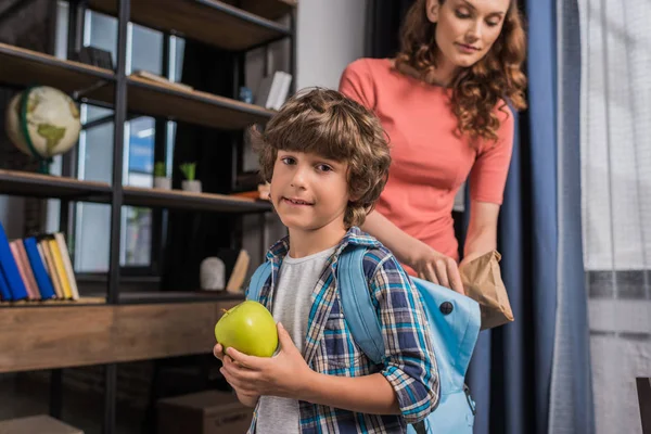 Moeder zoon van de verpakking voordat de school — Stockfoto