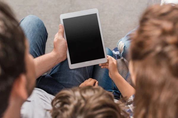 Familj med tablett — Stockfoto