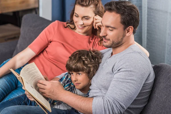 Familie leesboek — Stockfoto