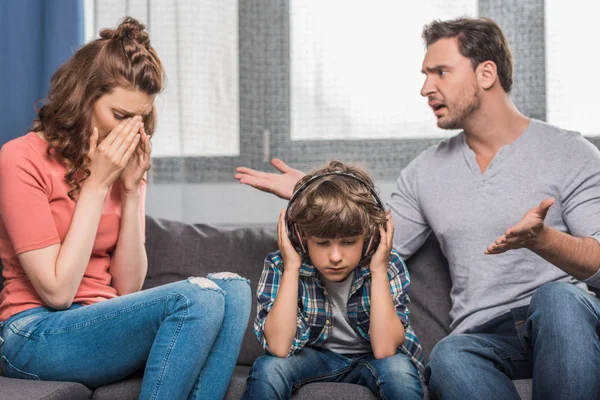 Семейные ссоры дома — стоковое изображение Семейные ссоры дома — стоковое фото