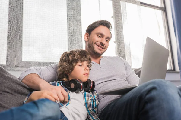 Père et fils avec ordinateur portable — Photo