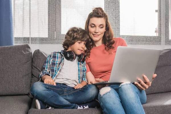 Family with laptop at home — Free Stock Photo