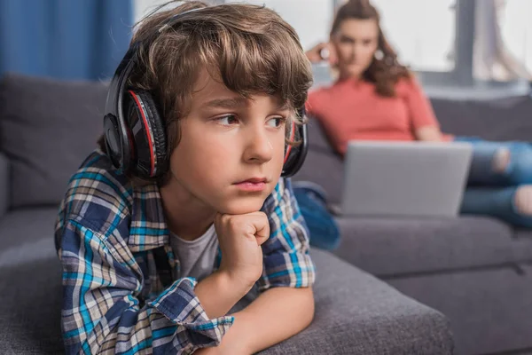 Kind luisteren muziek in hoofdtelefoons — Stockfoto