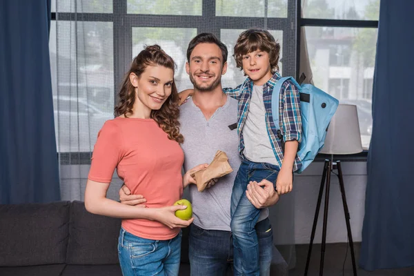 Junge Familie zu Hause — Stockfoto