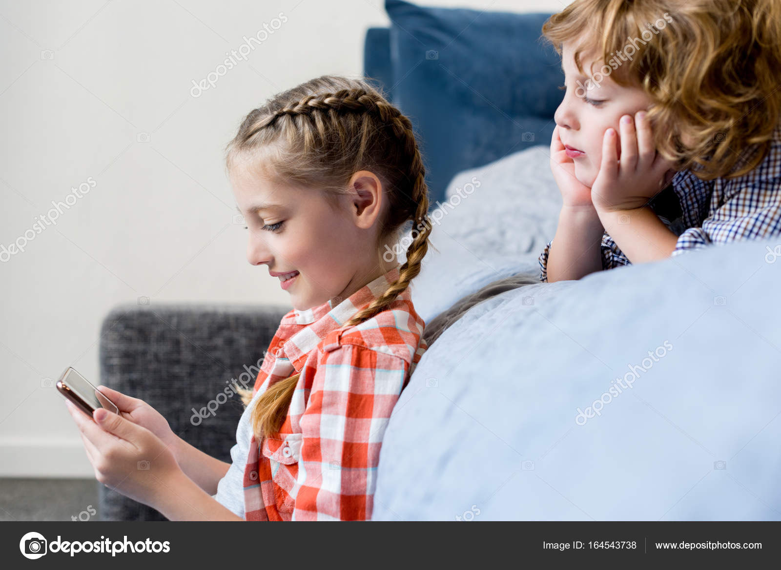 Niños usando smartphone: fotografía de stock © AlexLipa #164543738