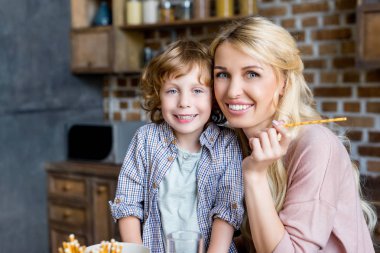 mutlu anne ve oğlu kahvaltı sırasında