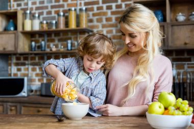 Anne ve oğlu having kahvaltı 