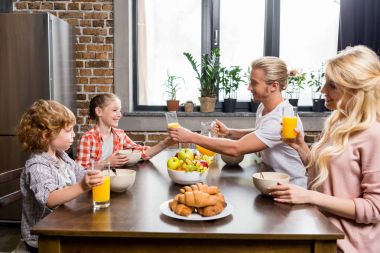 Kahvaltı, mutlu bir aile
