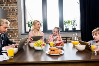 Aile kahvaltıda araçları kullanma