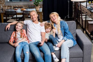 Aile televizyon izliyor.