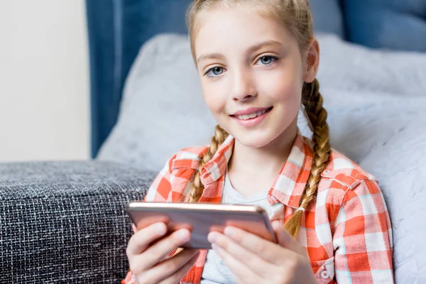 Child using smartphone — Stock Photo, Image