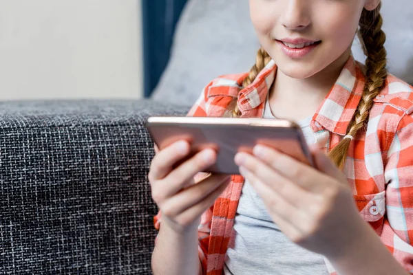 Niño usando smartphone — Foto de Stock