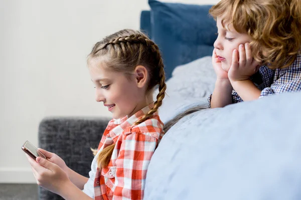 Enfants utilisant un smartphone — Photo gratuite