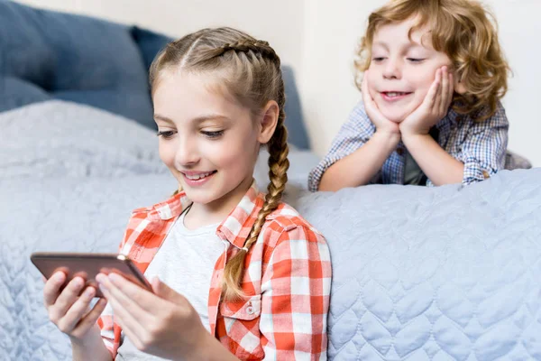 Enfants utilisant un smartphone — Photo