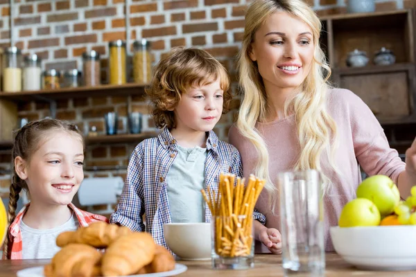 Kahvaltı çocuklar ile anne