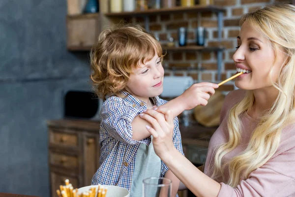 Glückliche Mutter und Sohn beim Frühstück — kostenloses Stockfoto