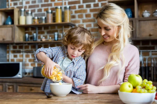 Anne ve oğlu having kahvaltı 
