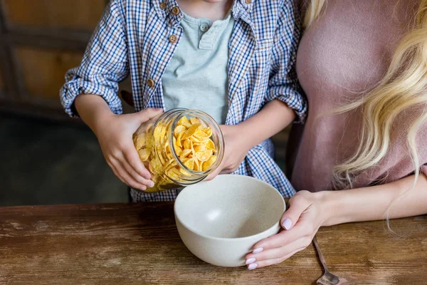 朝食を持っている子供を持つ母  — 無料ストックフォト