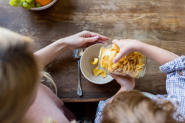 Mãe com criança tomando café da manhã — Fotografia de Stock