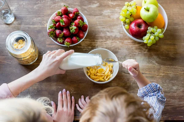 Madre con hijo desayunando — Foto de Stock