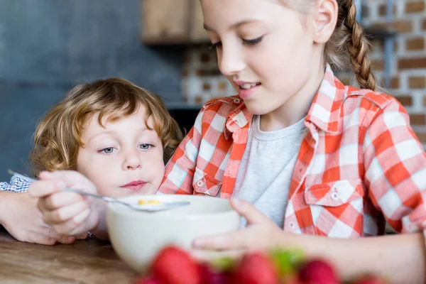 Bambini con cereali — Foto Stock