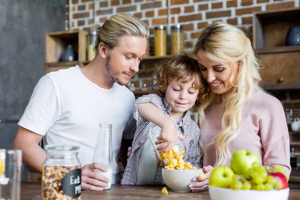 Familie frühstückt — Stockfoto