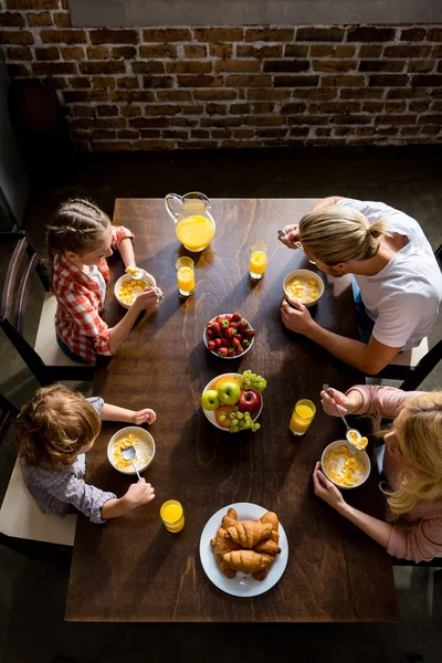 Familie beim Frühstück — Stockfoto