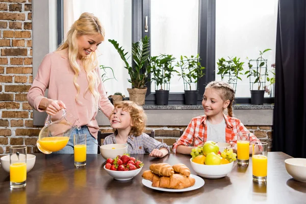 Mutter mit Kindern beim Frühstück — Stockfoto