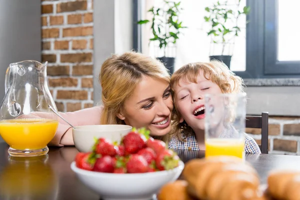 Anne ve oğlu having kahvaltı